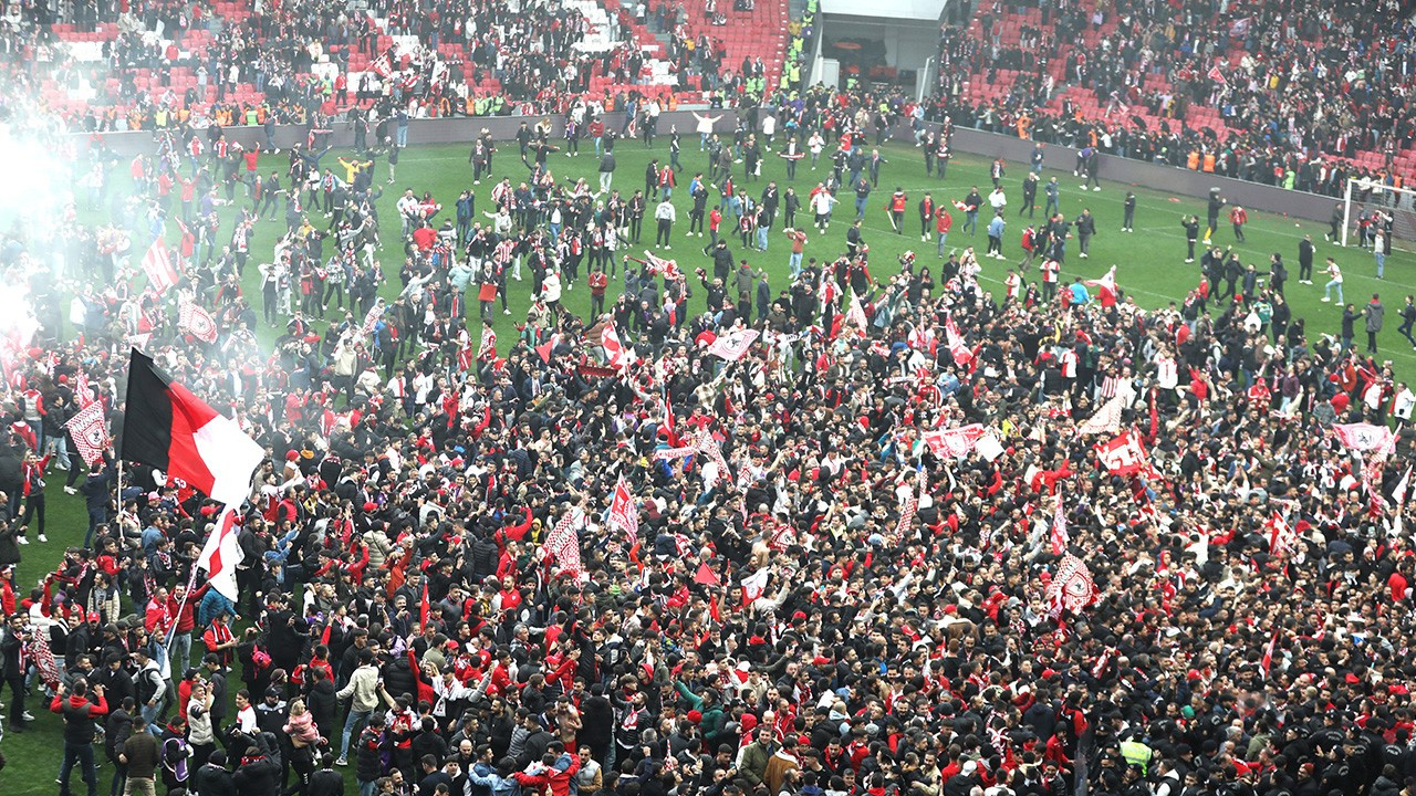 Samsunspor-Keçiörengücü maçında binlerce taraftar sahaya indi