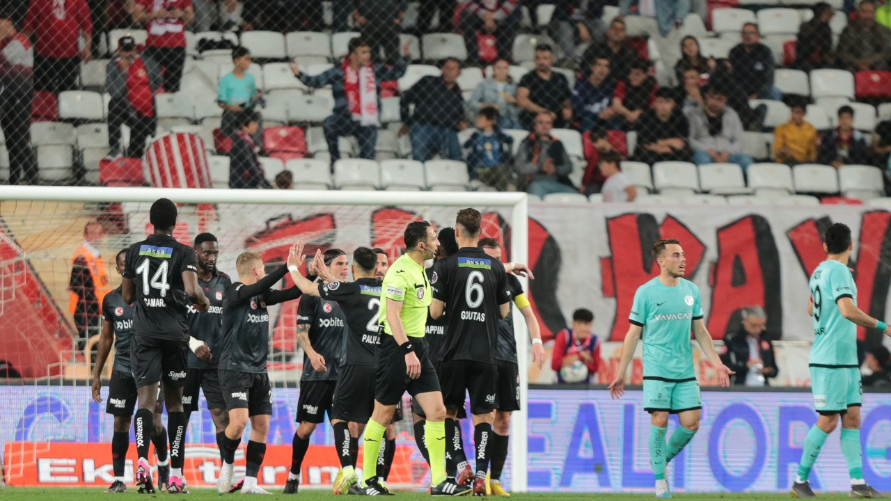 Sivasspor, Antalya'da 3 puanı 2 golle aldı