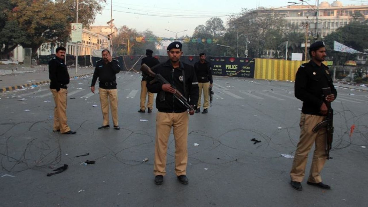 Pakistan'da karakoldaki patlamada 12 polis öldü
