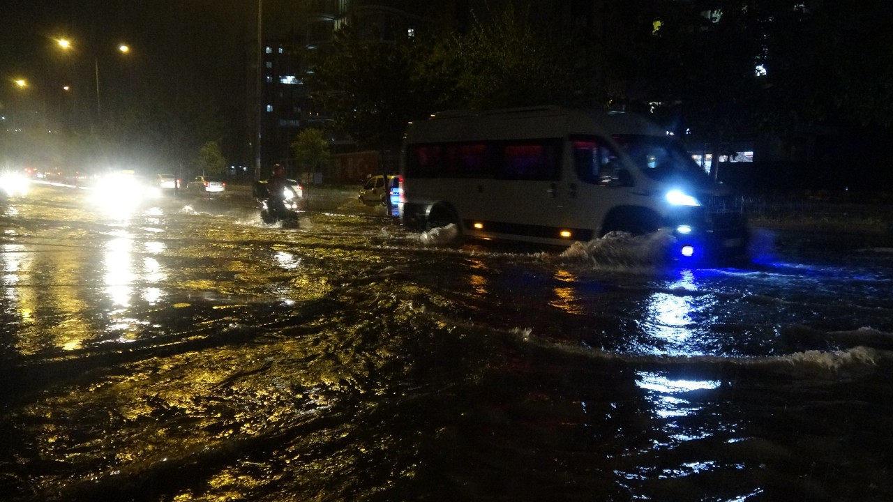 İzmir'de sağanak: Evleri su bastı, araçlar yolda kaldı