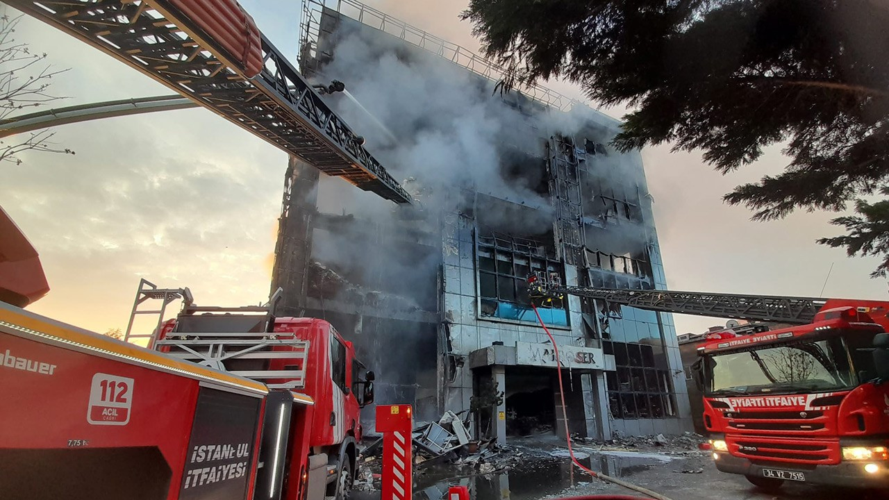 Yeni Akit'in de bulunduğu binada çıkan yangına müdahale sürüyor