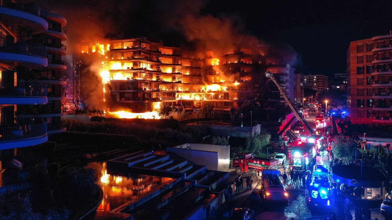 İzmir'de Folkart Sitesi'nde yangın çıktı: Binadan patlama sesleri duyuluyor