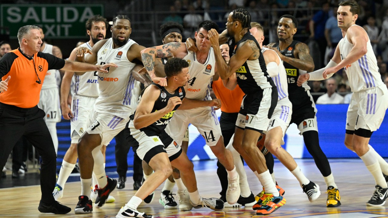 Oyuncular yumruklaştı, EuroLeague maçı erken bitti