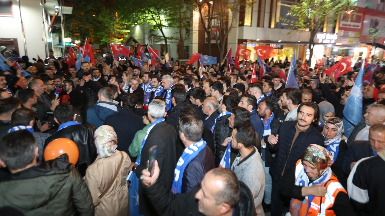 AK Parti, İstanbul'da yürüyüş düzenledi