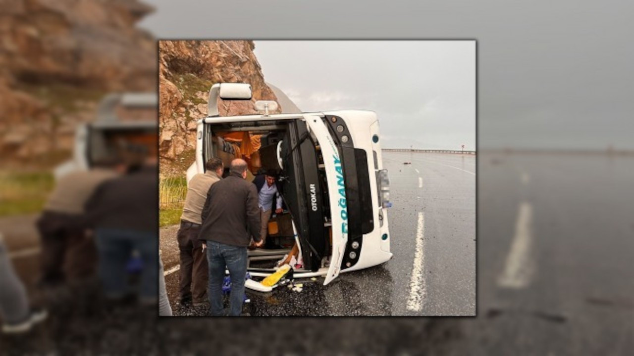 Van'da yolcu otobüsü devrildi: 16 yaralı