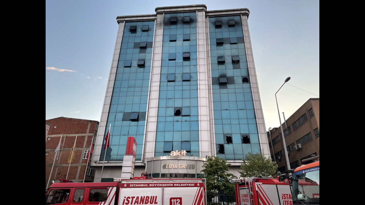 Yeni Akit Gazetesi’nin de bulunduğu binada çıkan yangın 46 saatte kontrol altına alındı