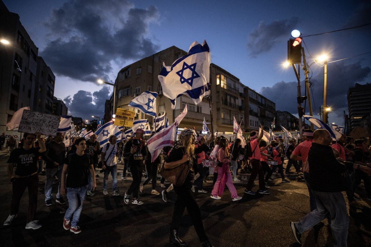 İsrail'de 200 bin protestocu sokakta: 'Tarihin gözü üzerinizde' - Sayfa 1