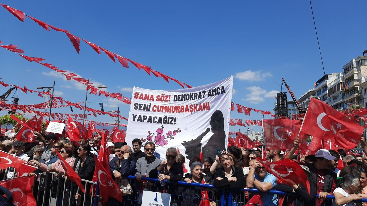 İzmirliler Gündoğdu'ya akın etti: 'Sana söz demokrat amca, seni cumhurbaşkanı yapacağız'