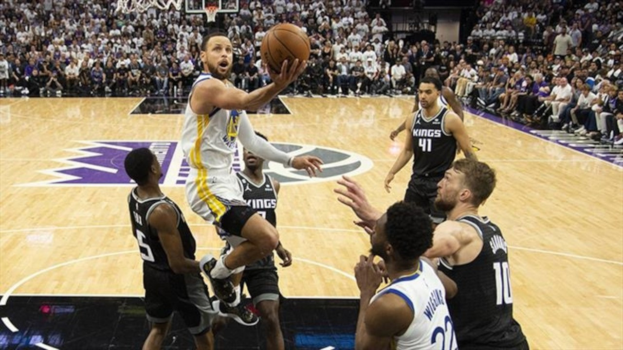 Curry rekor kırdı, Warriors yarı finale yükseldi