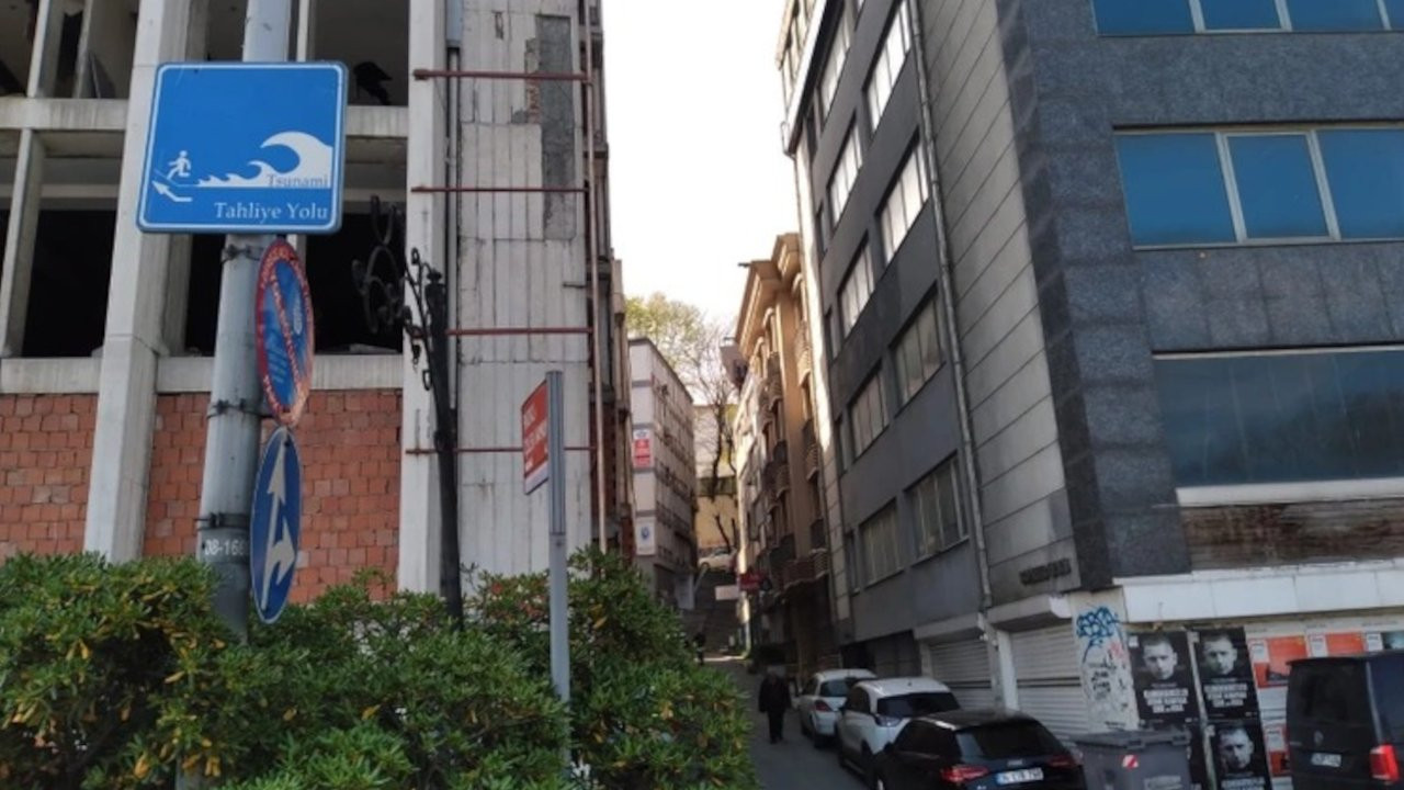 İstanbul'da tsunamiden kaçış tabelasının gösterdiği yer 'çıkmaz sokak'
