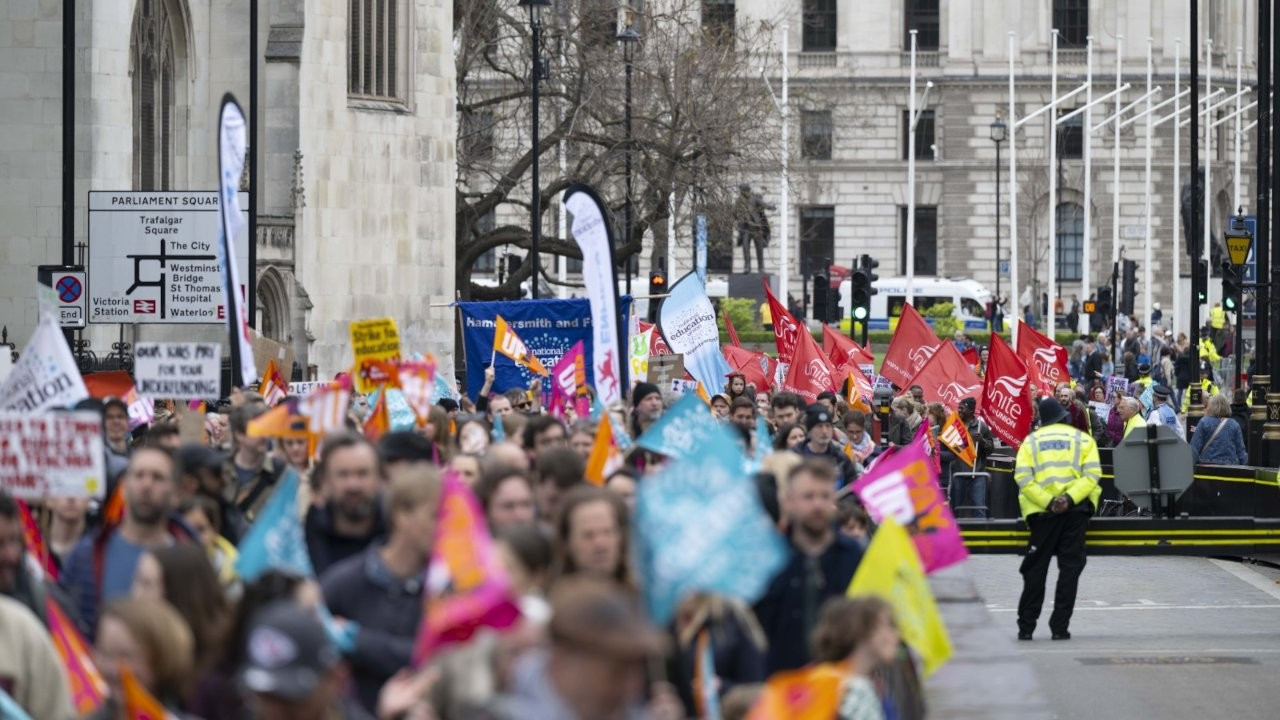 Londra'da öğretmenler başbakanlığa yürüdü: 'Sunak yalan söylüyor'