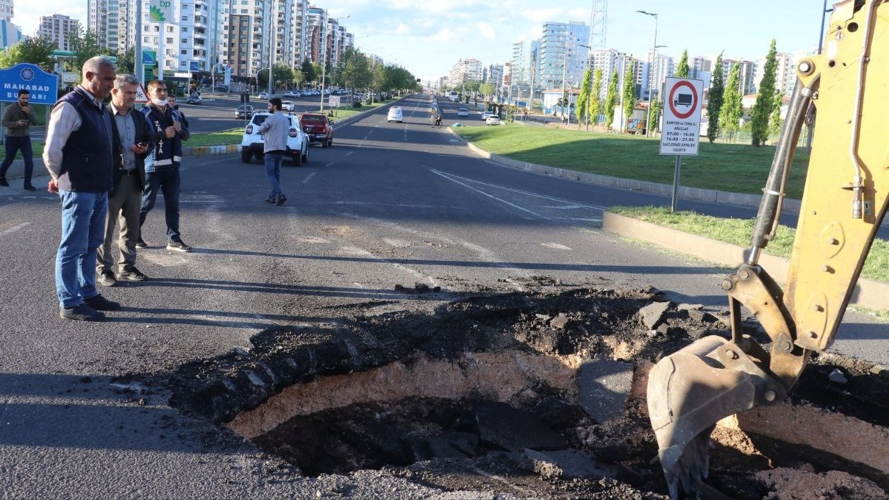 Diyarbakır'da yol çöktü