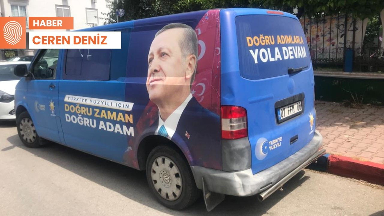 Antalya'da AK Parti’nin Türk bayraklı afişleri araçlardan kaldırılacak