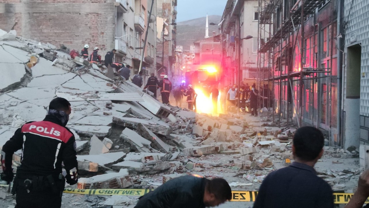 Malatya'da ağır hasarlı bina çöktü: Bir ölü
