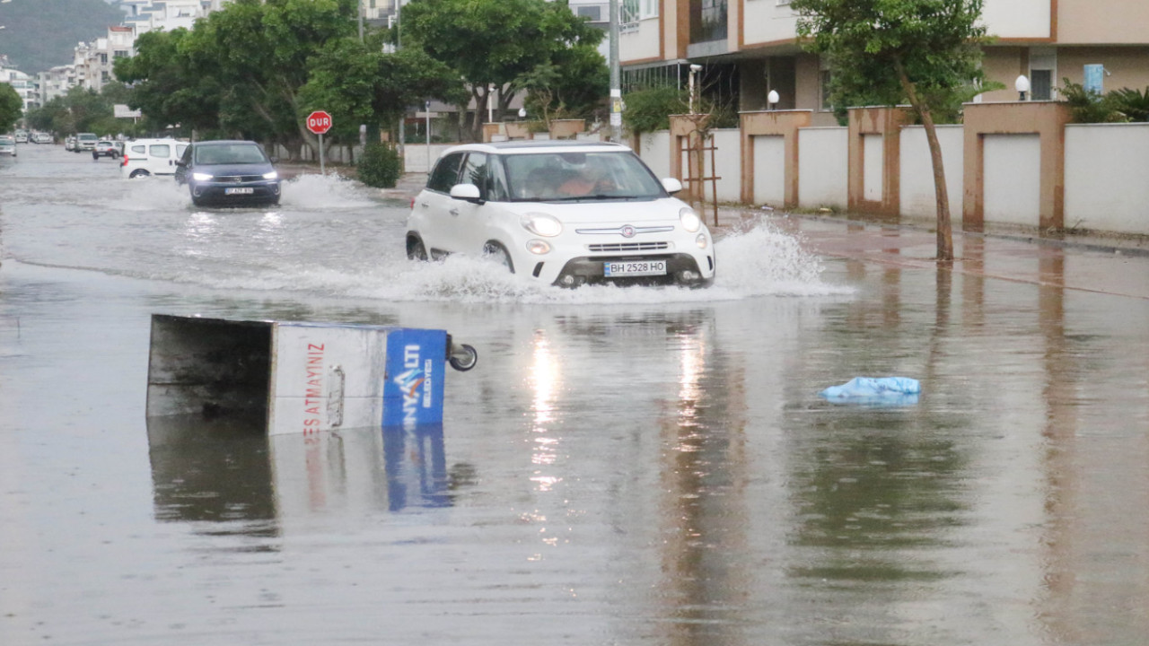 Antalya ve Mersin'de sağanak: Caddeler su altında kaldı
