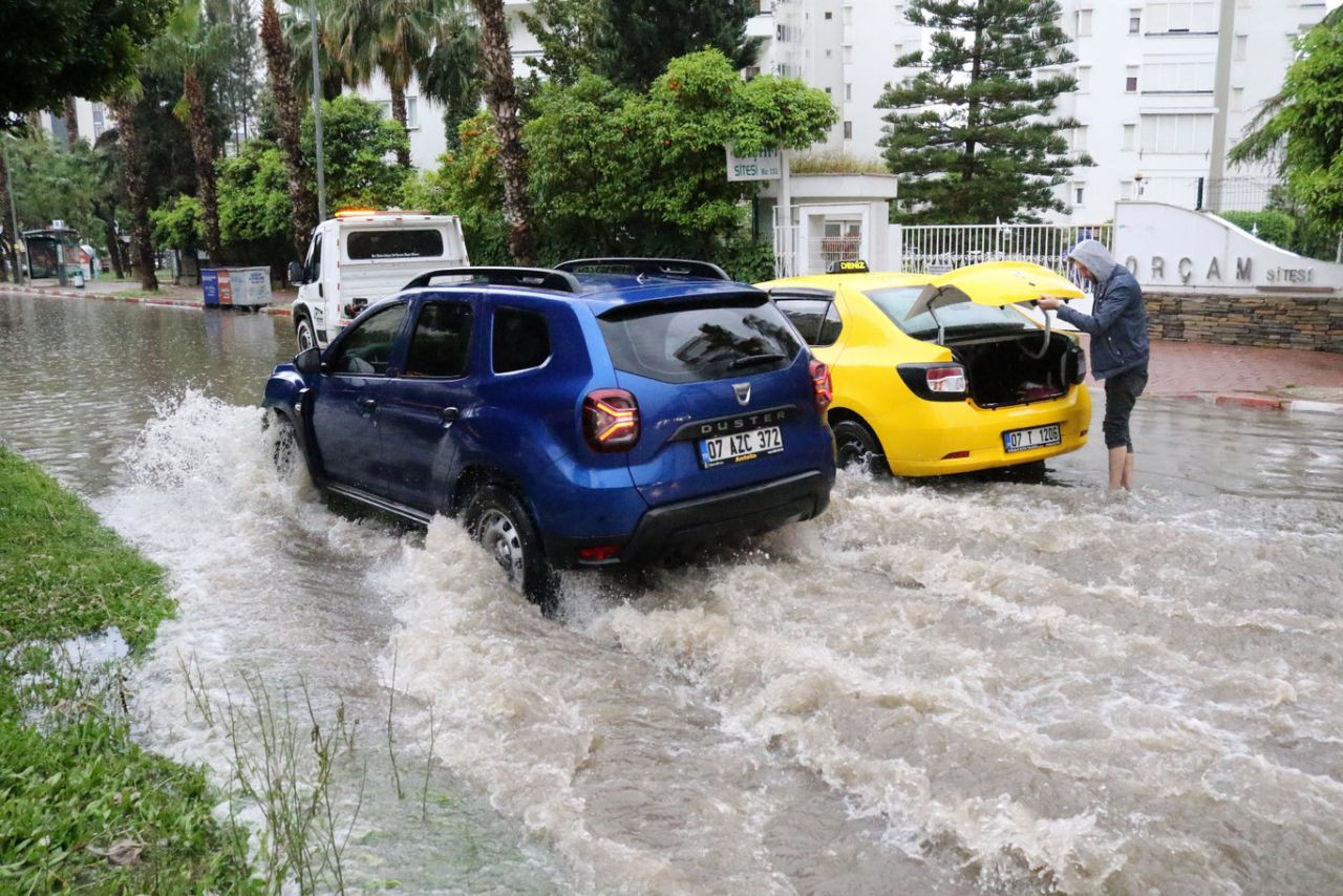 Antalya ve Mersin'de sağanak: Caddeler su altında kaldı - Sayfa 1