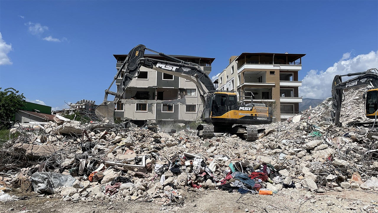 Depremzede olduğunu söyleyen Türk çocuk Hollanda'da tek başına bulundu