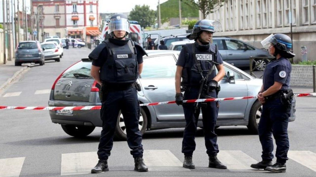 Paris polisi 'risksiz' dedi, neo-Nazilerin yürüyüşüne izin verdi
