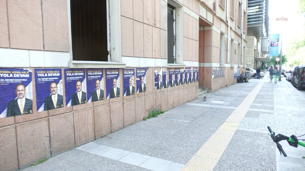 İzmir'de Bakan Kasapoğlu’nun seçim afişleri kamu binasına yapıştırıldı