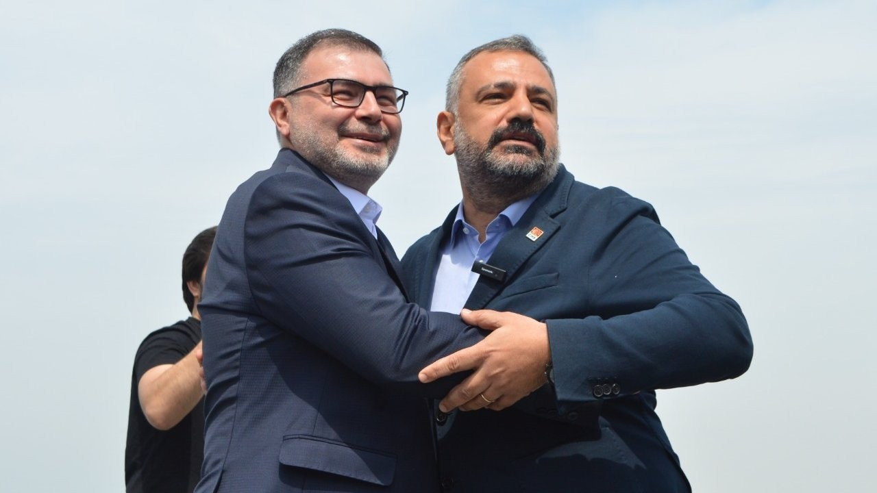 CHP pankartı asılan kahveye saldırı sonrası AK Parti ve CHP İzmir il başkanları sarılarak poz verdi