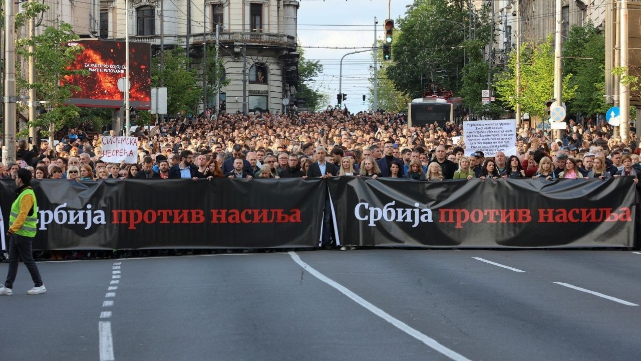 Sırbistan'da binler silahlı şiddete karşı yürüdü: 'Sorumlular istifa etsin'