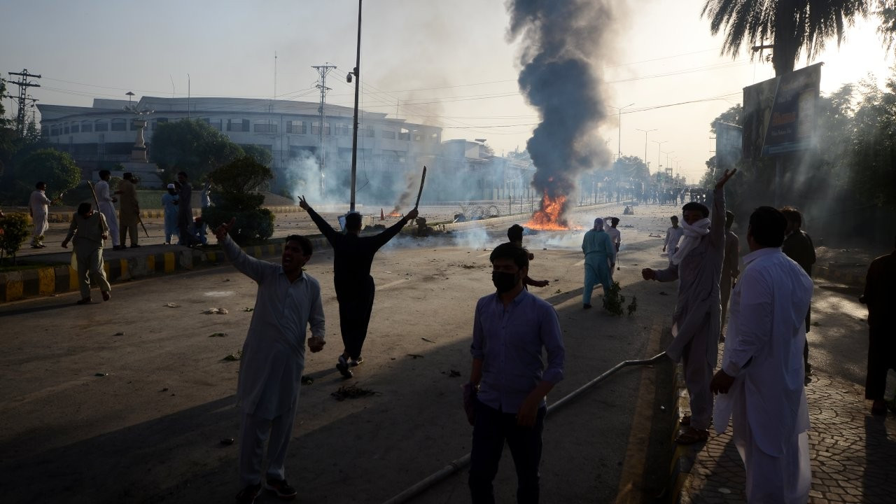 Pakistan'daki protestolarda 1 kişi öldü