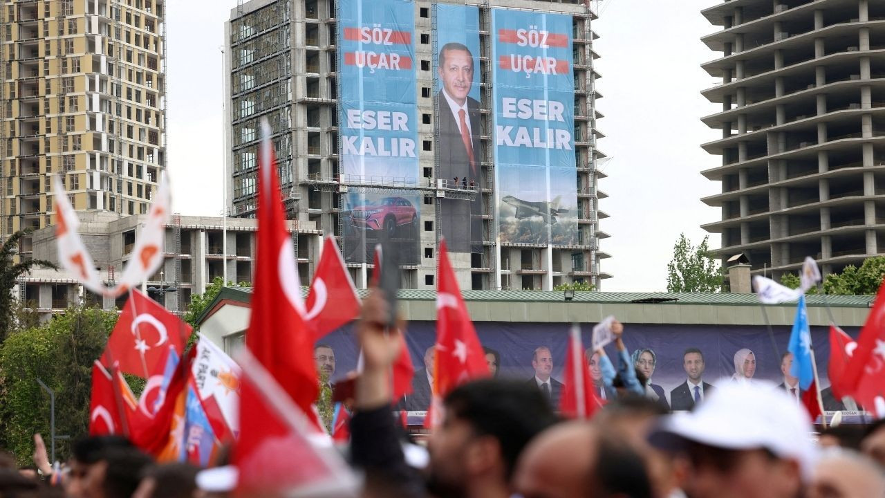 Der Spiegel deprem bölgesinden bildirdi: 'Erdoğan, enkaz adayı'