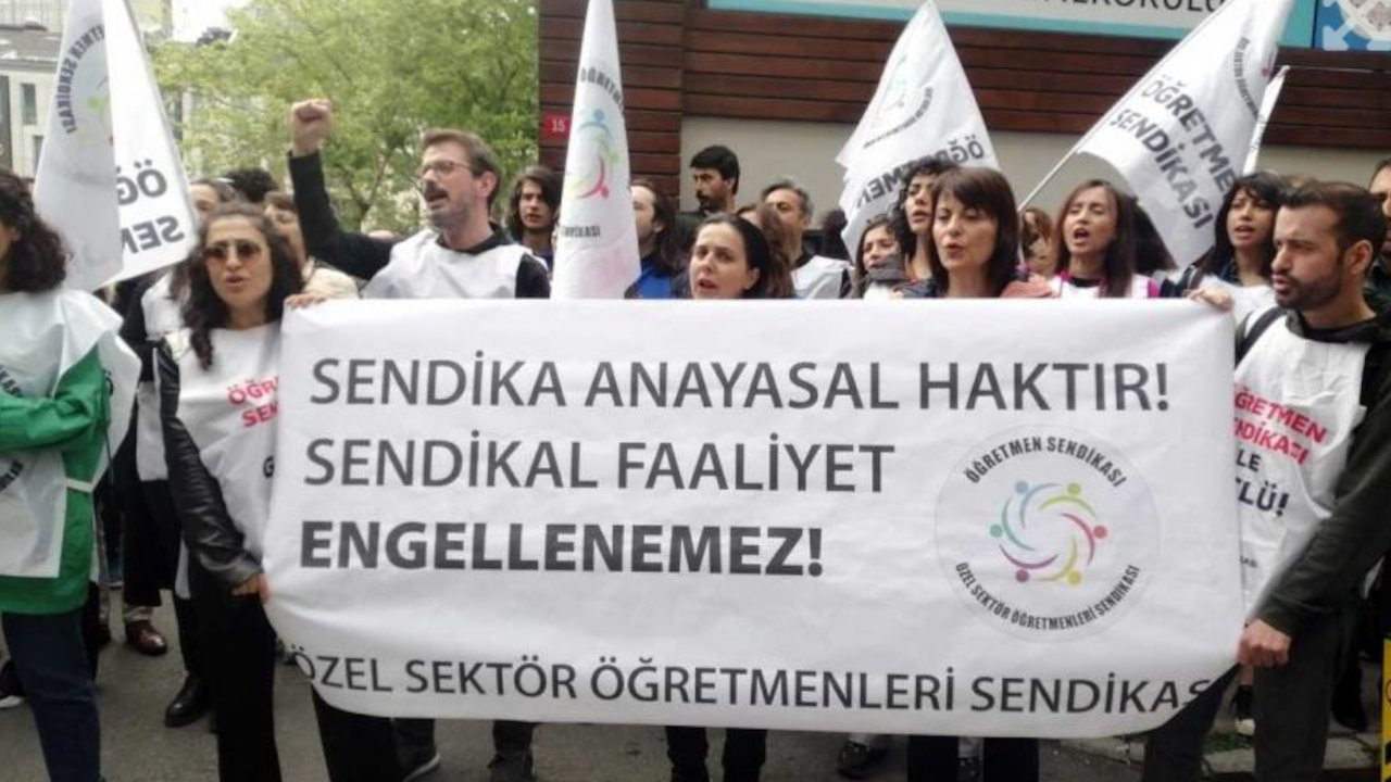 Sendika üyelerini işten çıkaran Özel Evrim Okulları önünde eylem