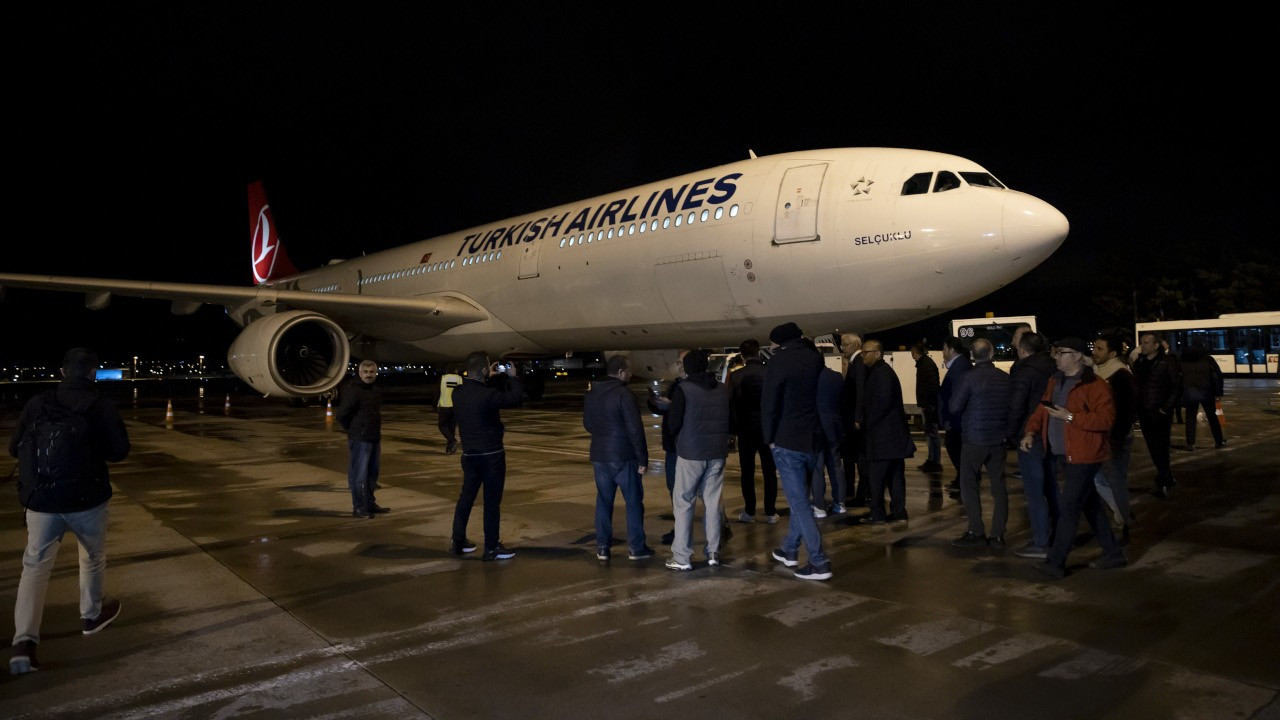 Yurt dışında kullanılan oyları taşıyan uçak Ankara'ya indi