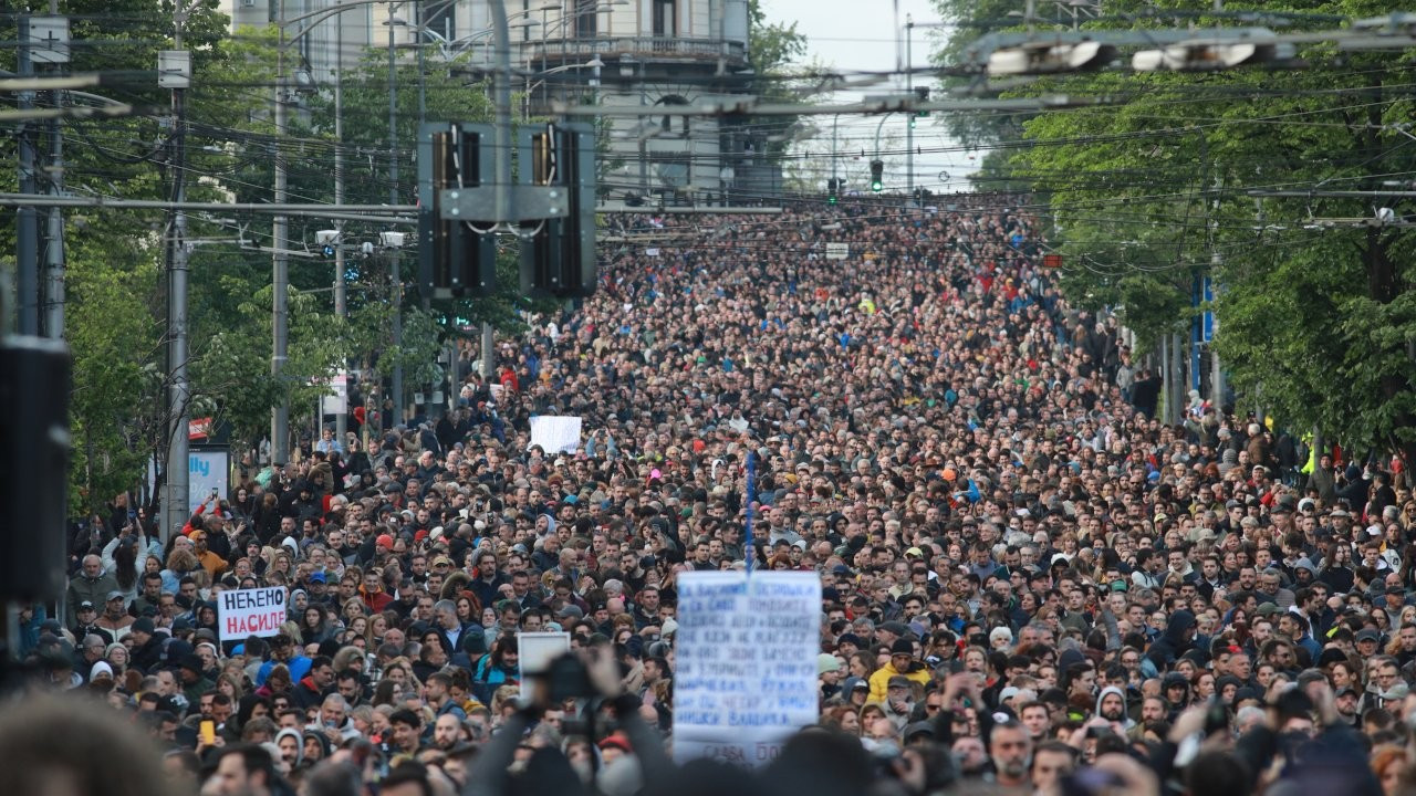 Sırbistan'da eylemciler sokağa indi: 'Şiddete hayır'