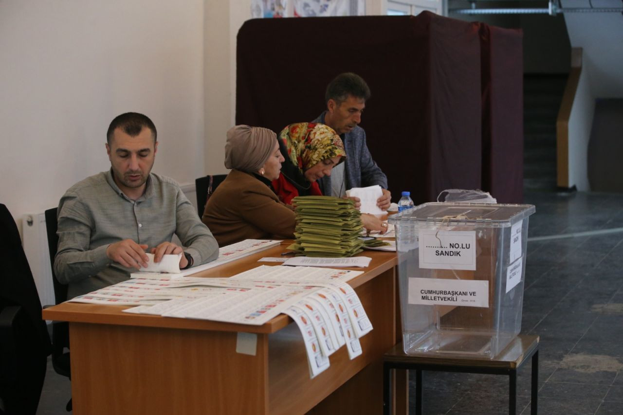 Seçime saatler kala son anket: AK Parti 7,9 puan oy kaybetti - Sayfa 1