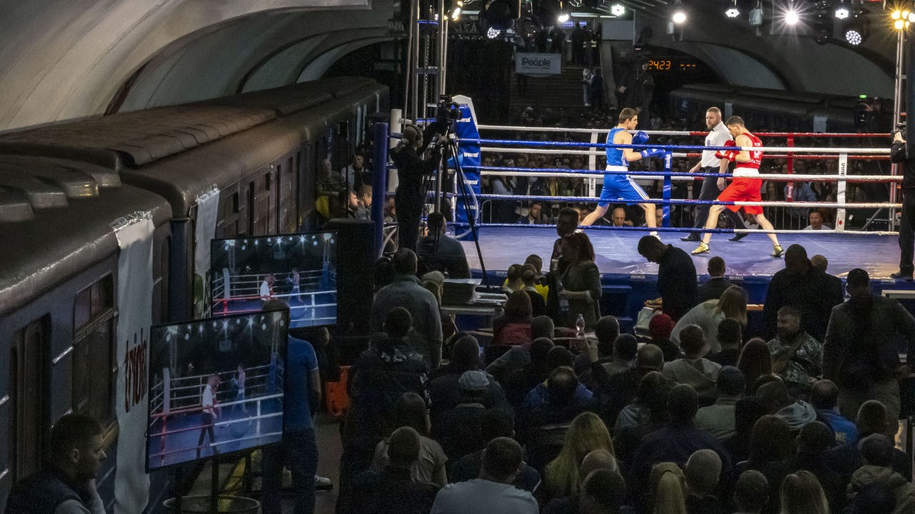 Ukrayna'da güvenlik nedeniyle boks turnuvası metroda düzenlendi