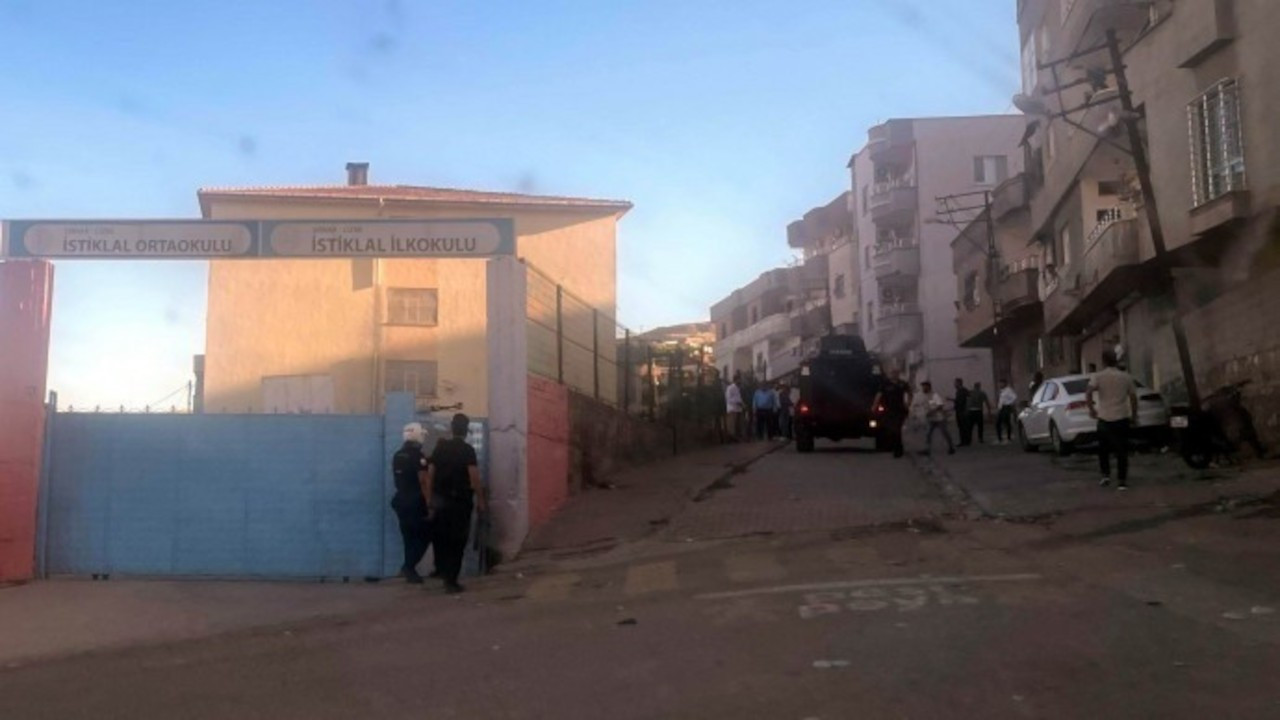 Cizre'de seçmenler okul bahçelerinden çıkarıldı