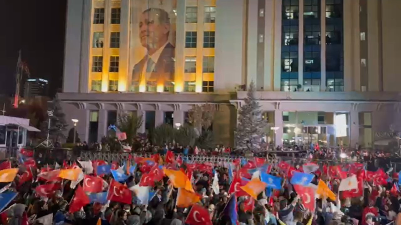 AK Parti Genel Merkezi önündeki kalabalık artıyor