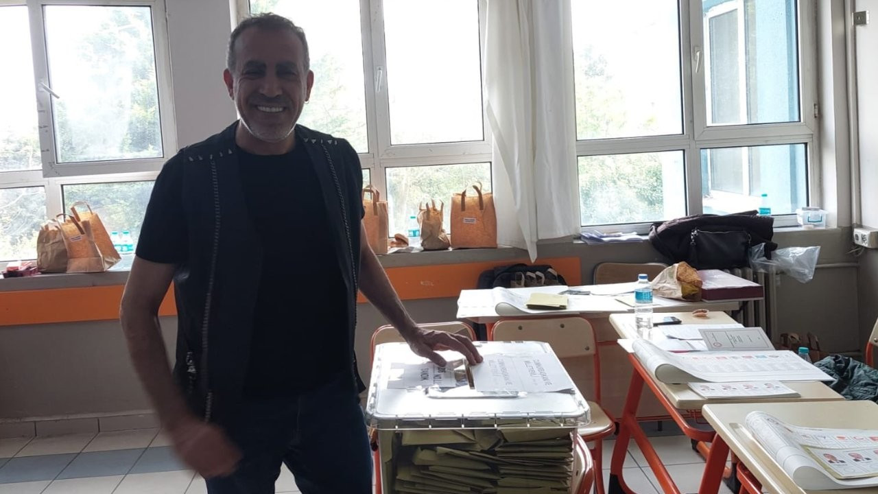 Oy kullanan Haluk Levent'ten 'deprem bölgesi' paylaşımı