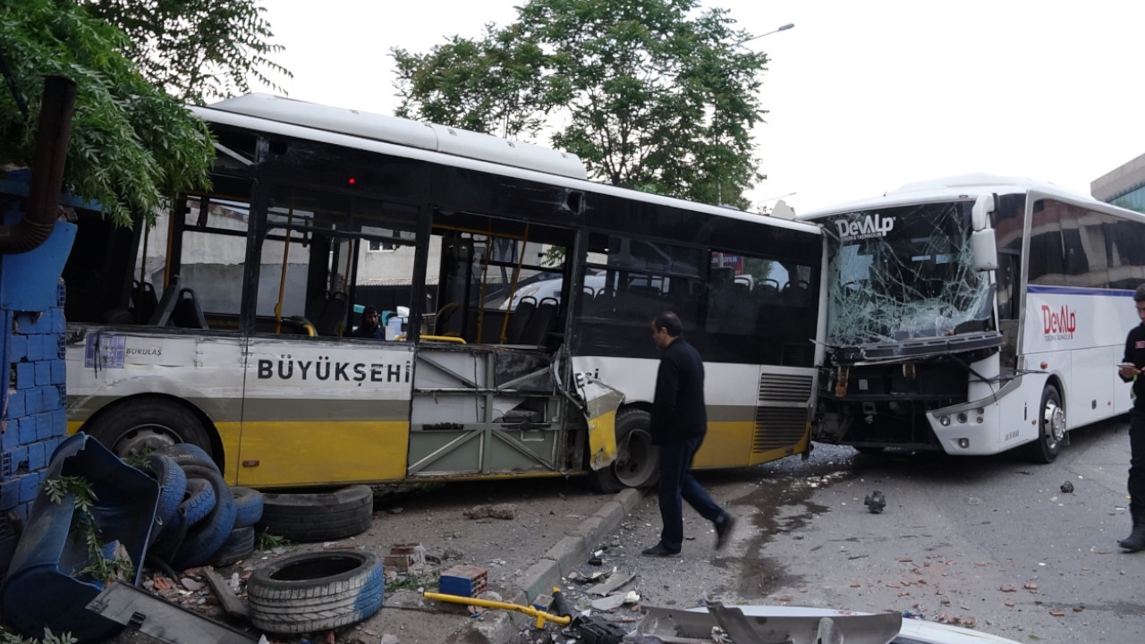 Bursa'da servis aracı otobüse çarptı: 2 yaralı