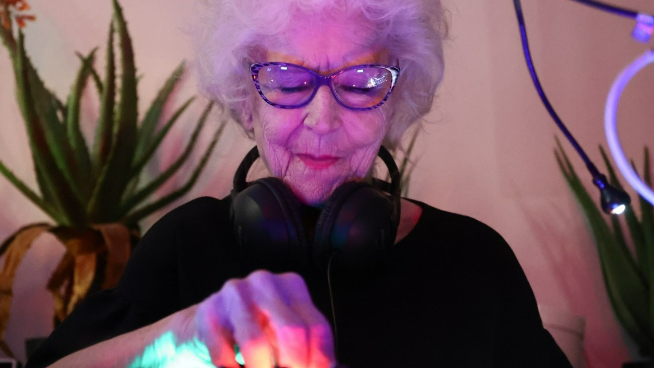 En yaşlı DJ: Wirginia Szmyt'i anlatan 'Vika'nın galası yapıldı