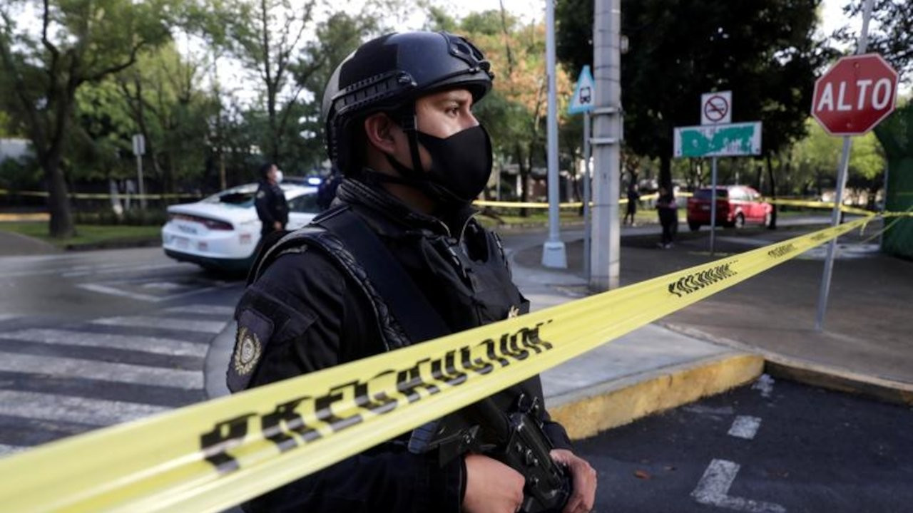Meksika’da eyalet meclisini basan göstericiler salona sis bombası attı