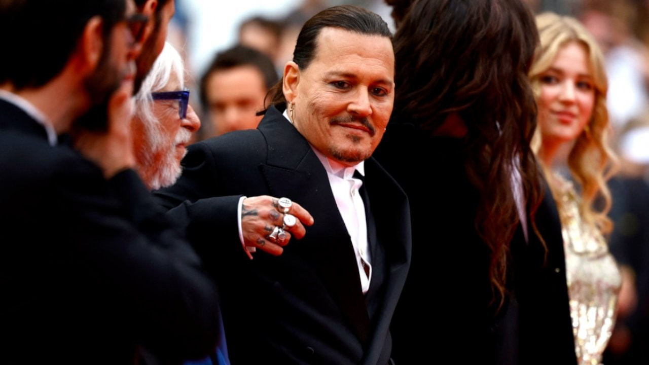 Cannes Film Festivali'ne katılan Johnny Depp gözyaşlarını tutamadı