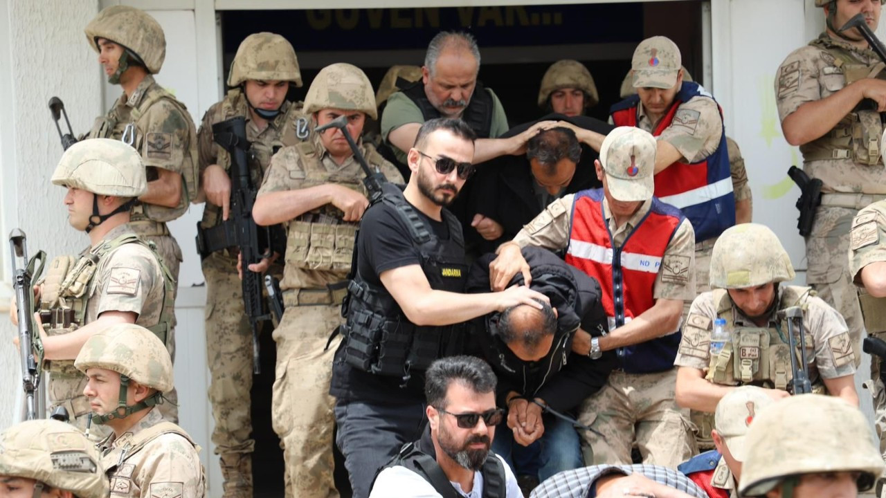 Mardin'de jandarma kıyafeti giyip Iraklıları yağmalayan 6 kişi gözaltına alındı