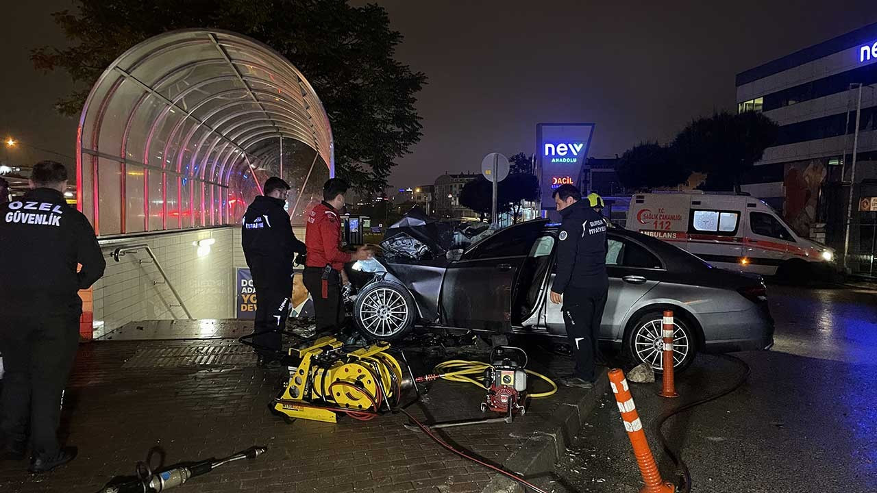 Bursa'da otomobil metro duvarına çarptı: 3 ölü, 1 ağır yaralı