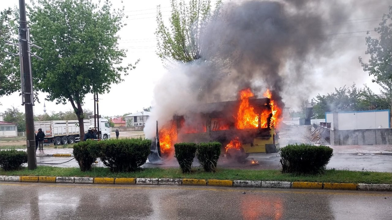 Yolcu minibüsü alev alev yandı