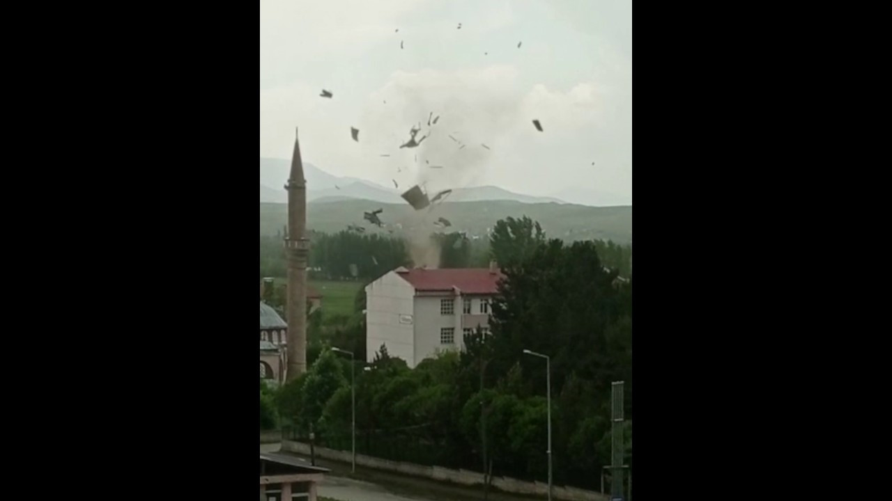 Sivas'ta hortum çıktı: 3 ev ile 4 ahır zarar gördü