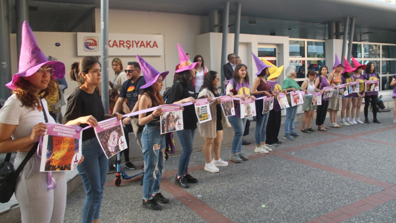 İzmir'de kadın düşmanı siyasete karşı 'mor yaşam zinciri'