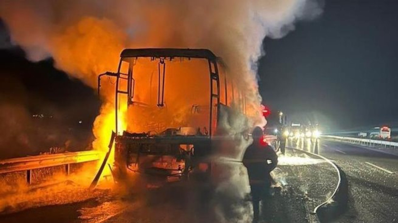 Diyarbakır'da otobüs seyir halinde alev aldı