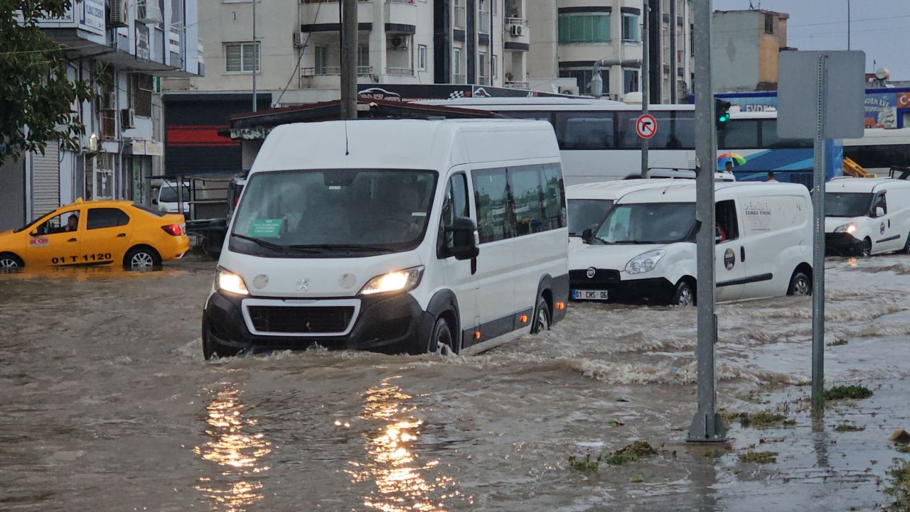 Adana'da sağanak etkili oldu, yolları su bastı - Sayfa 4