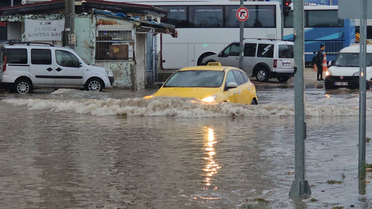 Adana'da sağanak etkili oldu, yolları su bastı - Sayfa 1