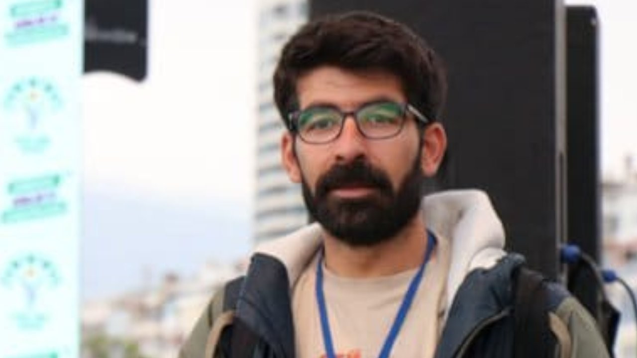 Gözaltına alınan gazeteci Akyüz'ün dosyasına kısıtlılık kararı