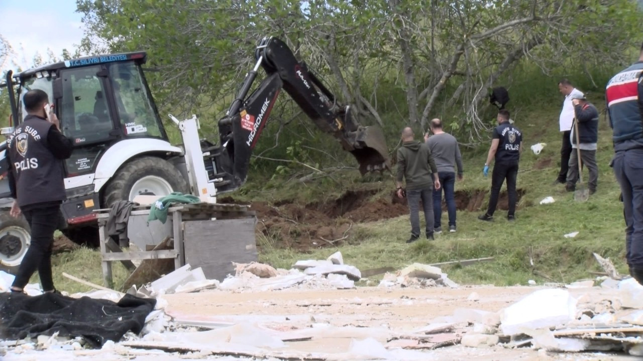 Silivri'de toprağa gömülmüş 3 ceset bulundu