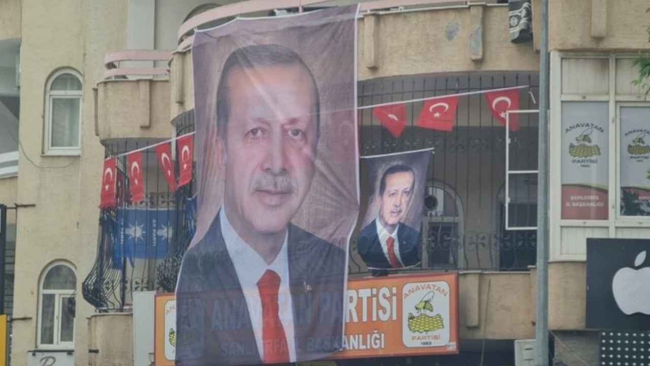 Urfa’da Anavatan Partisi kendisini feshedip Erdoğan posteri astı